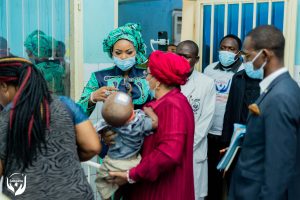 Kinshasa : Clémence Sangana Bilonda vole au secours des enfants internés à la pédiatrie de Kalembe Lembe 